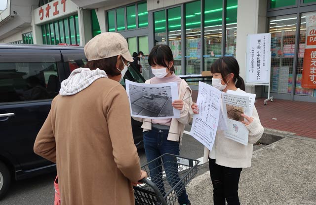ウオエイ小中川店前で「小中川標語コンテスト」の店頭PR活動を行う小中川小6年生