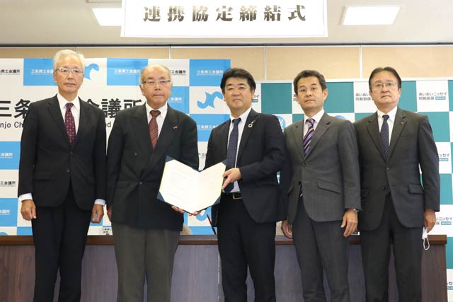 左から三条商工会議所の長谷川専務理事、兼古会頭、あいおいニッセイ同和損害保険新潟支店の水越支店長、エフピーエムの嘉瀬社長、石黒副社長