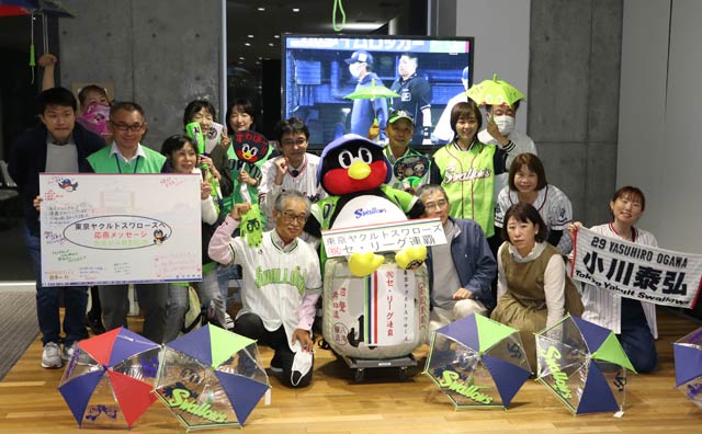パブリックビューイング参加者で記念撮影