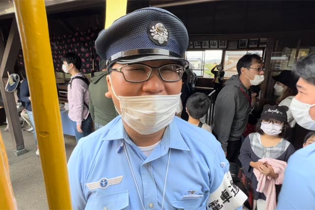 一番列車の運転士を務めた丸山さん