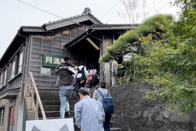 月潟駅へ向かう参加者
