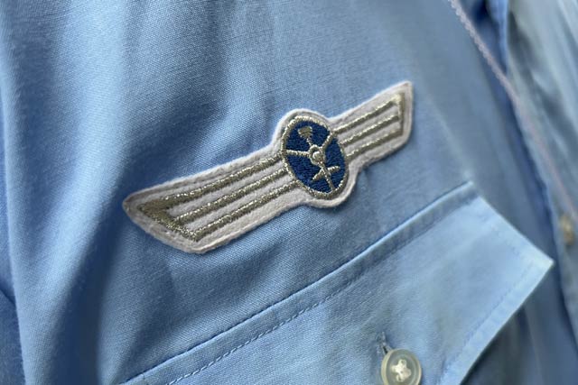 新潟電鉄の制服の胸には社章