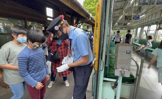 かぼちゃ電車に乗り込む参加者