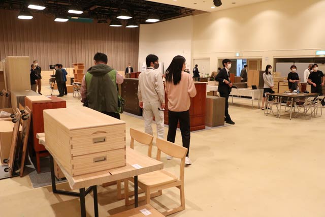 100本もの桐たんすが並ぶ会場