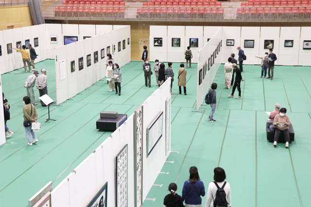 市民でにぎわう会場