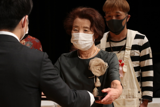 岩田正巳賞 日本画 「クレマチス」 岸本 昌子さん