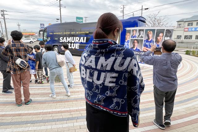 「SAMURAI BLUE」のタオルを羽織る人も