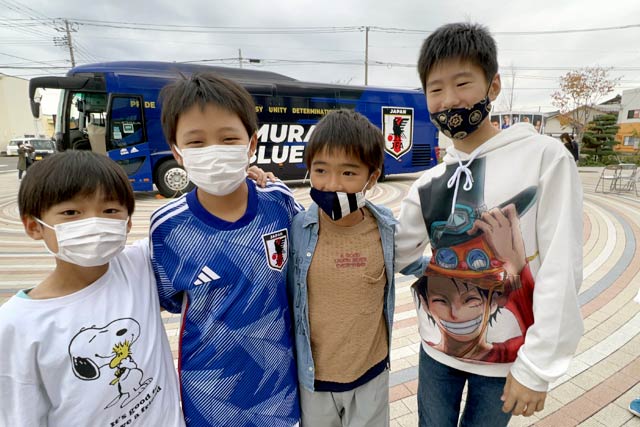 サッカー仲間の小学生も