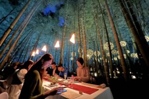 竹林に包まれた一夜限りのダイニングアウトで湯田上温泉旅館の絶品料理を味わう