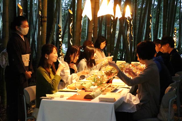 おかみが料理を説明