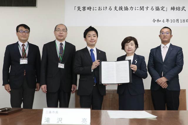 左から笹川浩総務部長、若山裕副市長、滝沢亮市長、新潟県行政書士会の相羽利子会長、三条支部長でもある榎本龍馬副会長