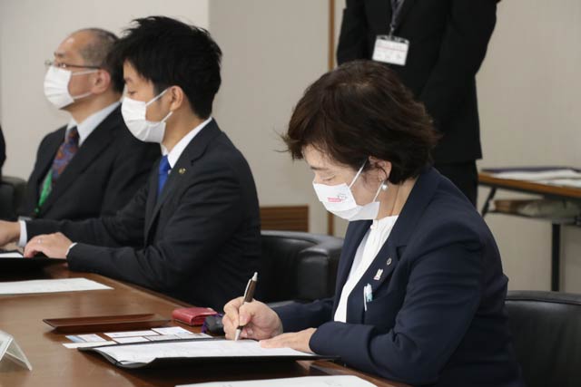 協定書に署名