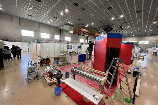 小間の設営が進む会場