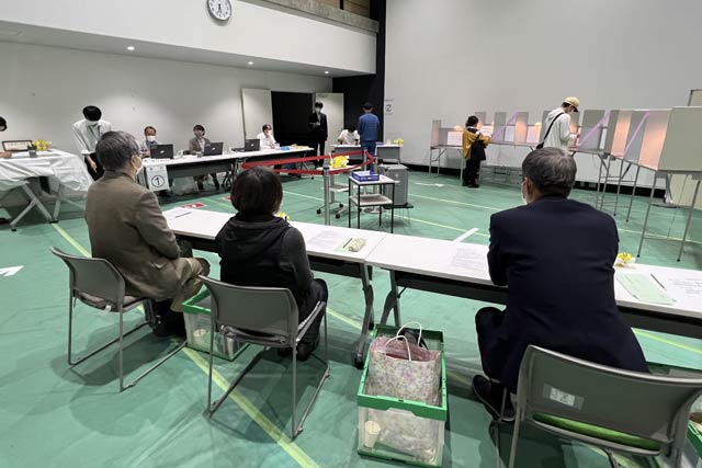 燕市役所に設置された期日前投票所