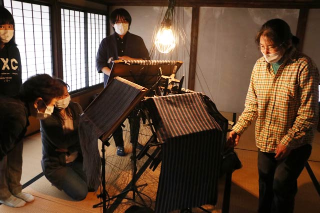 長谷部勇人さんの小須戸縞で音を奏でる作品