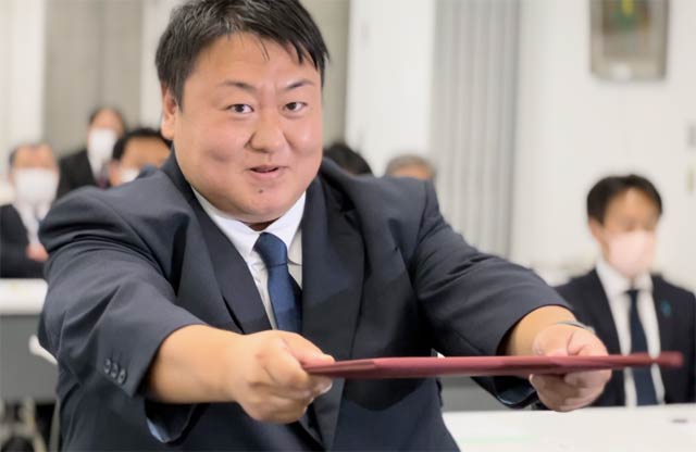 トップ当選で最初に当選証書を受ける佐野大輔氏