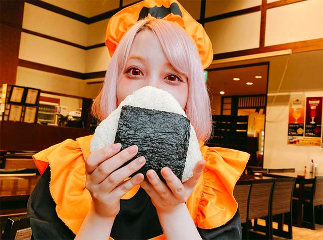 「お食事処はくちょう」で提供される「姫子のおむすび」(大)500gは顔が隠れるほどの大きさ