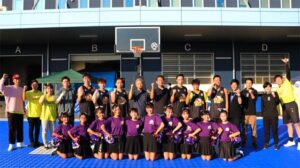 BEATERS選手スタッフ、Beat cheer kids、アーネスト鈴木社長(写真中央)