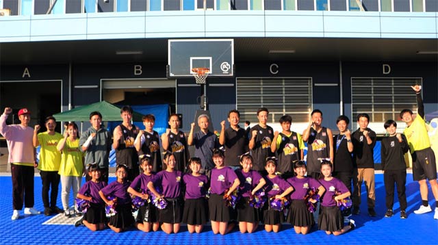 BEATERS選手スタッフ、Beat cheer kids、アーネスト鈴木社長（写真中央）