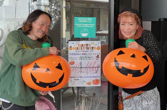 ハロウイーンイベントに参加する古着屋「ベースライン」の原田崇さん(左)とサロン「エトヴィータ」の大桃さゆりさん