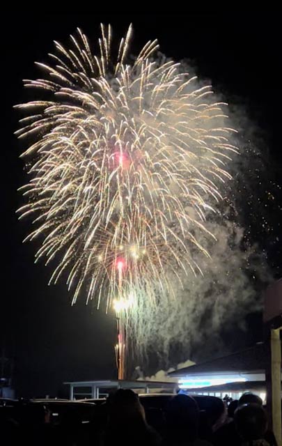 フィナーレの打ち上げ花火に歓声