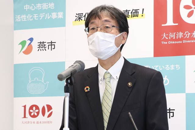 定例記者会見を行う鈴木市長