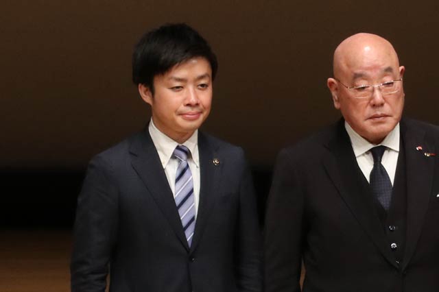 ドイツから帰条して西潟為蔵記念地方創生フォーラムでパネリストとして登壇した滝沢市長