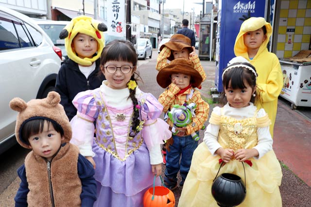 「200メートルいちび～燕ハロウィンストリート」の「コスプレハロウィンパーティー」に参加した子どもたち
