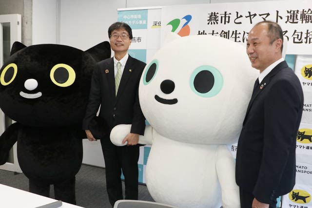 協定締結式で鈴木市長（左）とヤマト運輸新潟主管支店の藤岡主管支店長