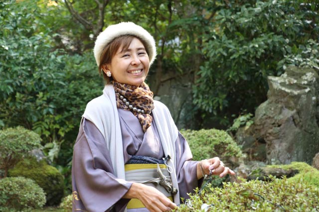 庭の手入れをする三留さん