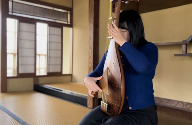 丸井今井邸で琵琶を奏でる巫さん