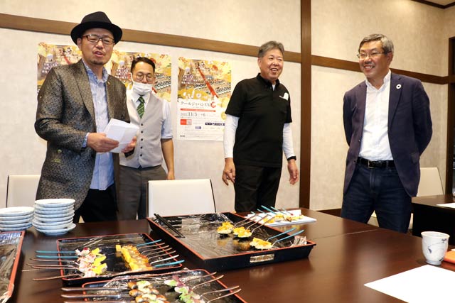 試食会でいちばん左が江口実行委員長