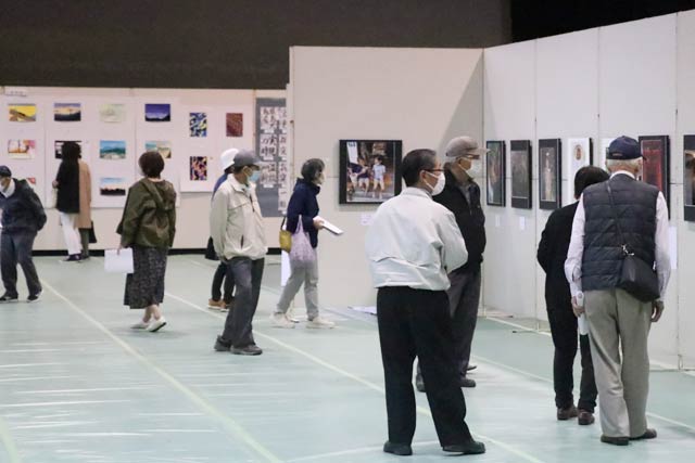 にぎわう初日の加茂市展会場