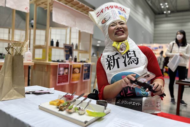 、「新潟カトラリーレシピ・ブッフェ」を試食するニイガタ姉さん