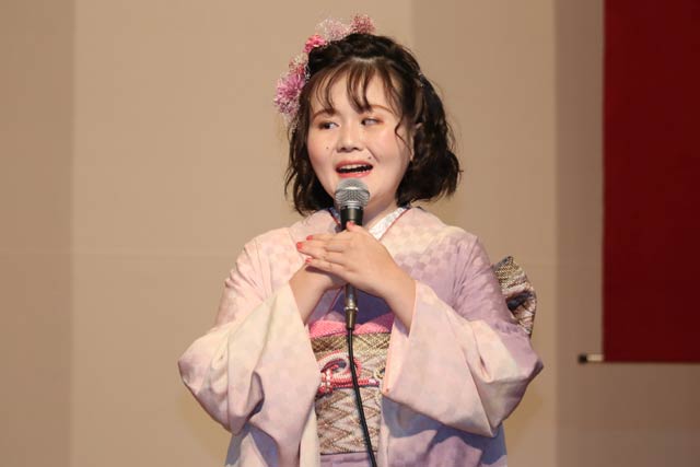 国歌独唱する佐藤ひらりさん