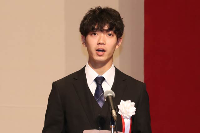 市民憲章を朗読する西山諒哉さん