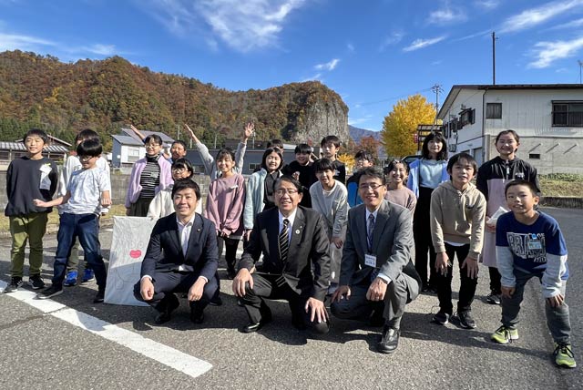 森町小前で記念撮影、最前列左から滝沢三条市長、渡部只見町長、山宮校長