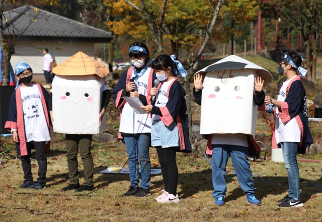 「THE 米フェス」でマイモリちゃん(左)と新しい妹のコメモリちゃんの紹介
