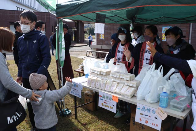 森笑米を販売する5年生
