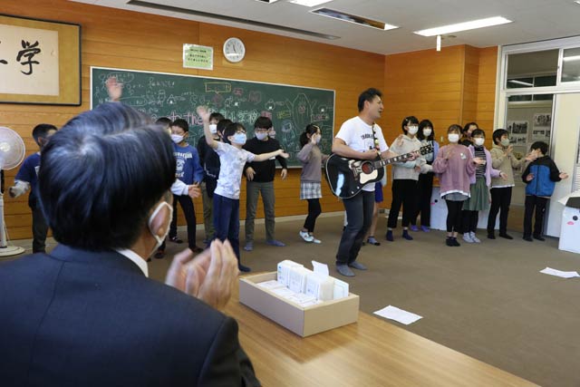 熊倉善幸さんと「お米のうた」を大合唱