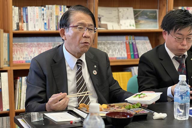 「八十里御膳」で会食する渡部町長