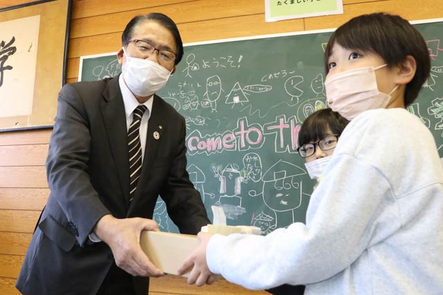 5年生から「森笑米」を受け取る渡部町長