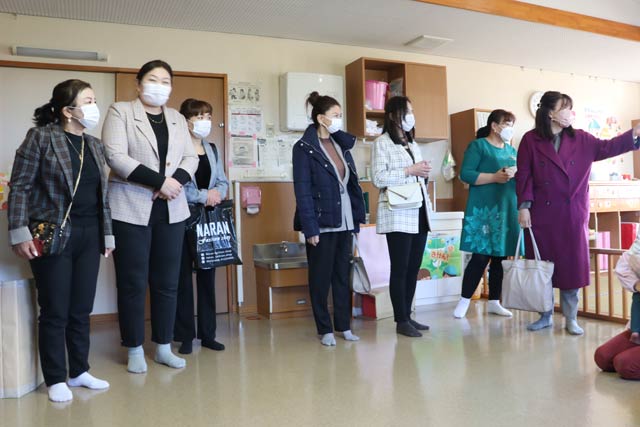 ひかり保育園を視察するエルデネ村の有効交流団
