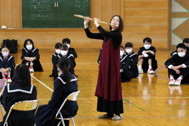 フルート演奏を披露する本宮さん