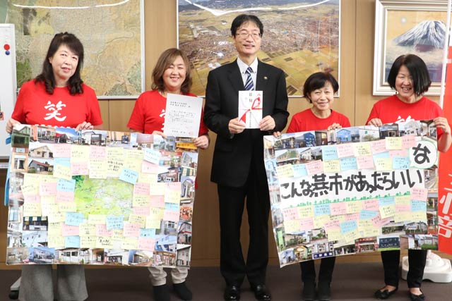 チャリティーバザーの売り上げを燕市に寄付した吉田商工会女性部