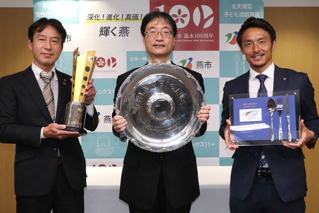 左から小林教育長、鈴木市長、島田選手