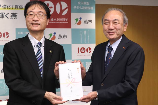鈴木市長からカトラリーセットを受け取る中野社長