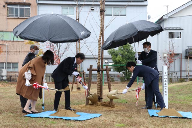 いすゞ製作所に桜に土入れ