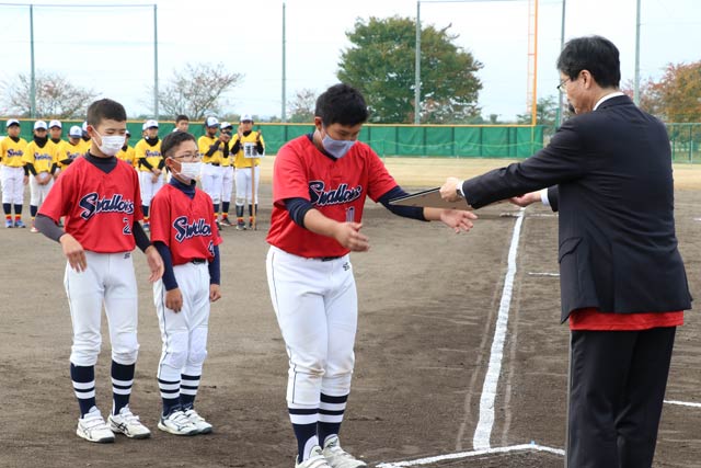 3位で表彰を受ける燕市代表の南小スターズ