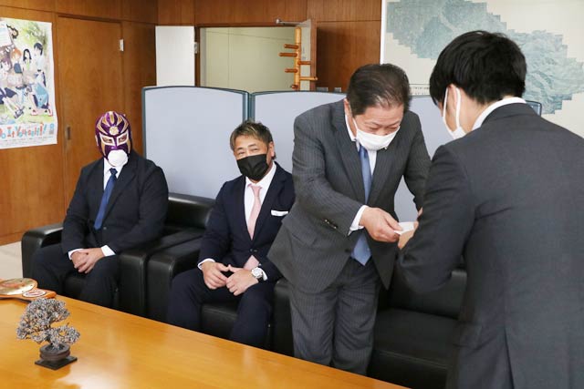 乙川会長から滝沢市長に招待券を手渡す